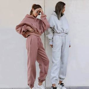 Fabricant sur mesure de survêtements pour femmes, ensembles de 2 pièces, sweat-shirt à capuche court et pantalon de survêtement long avec poches - Product Image 2