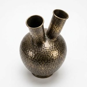 Jarrón de Mesa de Latón Antiguo Hecho a Mano de 18 cm de Profundidad, con Dos Cuellos, Latón Martillado de Doble Cuello para Decoración del Hogar, Hoteles y Bodas - Product Image 3