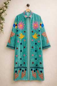 Manteau long en velours brodé à la main, unique et artistique, turquoise, style bohème, broderie florale et d'oiseaux, confectionné avec précision et soin - Product Image 3