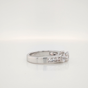 Bague de fiançailles Lurba Jewels en moissanite taillée à trois pierres, or blanc massif 14 carats, sertie en canal, avec pierres latérales certifiées taille princesse - Product Image 3
