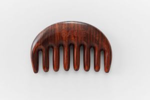 Peigne en bois fait main, poli, de forme rectangulaire, en bois artisanal - Product Image 5