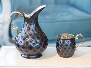 Pichet vintage en métal martelé avec poignée dorée pour boissons, idéal pour les fêtes, hauteur personnalisable, design durable - Product Image 4