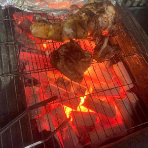 Charbon de bois écologique du Vietnam en sciure de bois, briquettes de barbecue sans fumée, faible teneur en cendres, combustion longue durée 6 heures, fournisseur de combustible pour grillades - Product Image 1