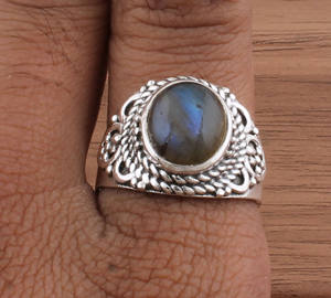 แหวนเงินแท้ประดับลาบราดอไรต์ทรงรี ดีไซน์หรูหรา ระยิบระยับ เหมาะเป็นของขวัญวันครบรอบ ของขวัญงานเลี้ยง รับทำโลโก้ตามสั่ง - Product Image 3