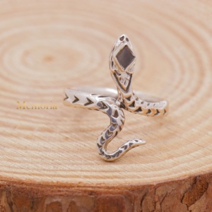 Anillo Envolvente de Plata de Ley 925 Sólida con Textura de Serpiente y Acento de Nácar Negro, Joyería Fina al por Mayor, Memoria Jewels - Product Image 1