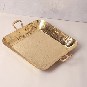 Bandeja de Servir Cuadrada de Latón Antiguo Martillado Hecha a Mano de Lujo con Doble Asa, Bandeja Decorativa de Metal para Mesa de Centro Premium - Product Image 2