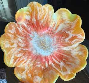 Bol à fleurs en résine fait main, corail orange et or, plat de présentation pour fruits, plat de service tendance avec texture - Product Image 3