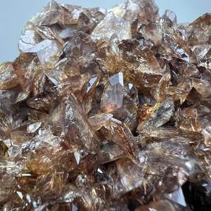 Cristaux naturels d'axinite en grappe sur matrice provenant de Skardu, Pakistan – Spécimen minéral rare, pièce de collection pour présentation - Product Image 6