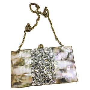 Bolso de noche de nácar con estilo hecho a mano para bodas y fiestas con monedero de latón de diseñador - Product Image 1