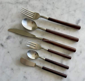 Ensemble de couverts en métal robuste construit pour durer, offrant une durabilité et un style solides pour un usage quotidien - Product Image 5