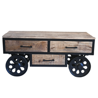 Table basse moderne en bois de manguier massif avec 4 roulettes en fonte et 3 tiroirs de rangement, finition noire et naturelle, style industriel métal et bois