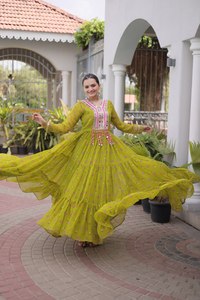 Robe longue élégante en soie pour femme, style indien Navratri, avec travail de miroirs et bordure en dentelle, style indien pakistanais, pour les occasions spéciales. - Product Image 1
