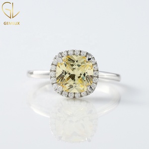 Bague de fiançailles solitaire en moissanite jaune canari taille coussin avec halo en or blanc 14 carats - Product Image 1