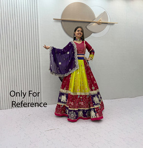 Magnifique Lehenga Choli indien traditionnel rouge, Lehenga Choli pour Navratri, robe Garba, robe Dandiya, tenue de festival, tenue indienne. - Product Image 1