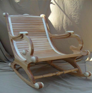Fauteuil à bascule en bois à lattes avec finition légère et accoudoirs courbes lisses, disponible à prix de gros. - Product Image 1