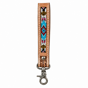 Porte-clés artisanal en cuir marron perlé, motif tribal complexe gravé, accent unique, fermoir métallique, style western vintage - Product Image 1