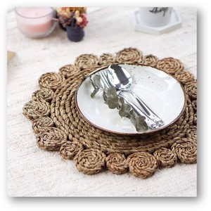 Set de table rétro en jacinthe d'eau et tapis de tasse Élégant décor de salle à manger et de boisson en matériau naturel tissé du Vietnam - Product Image 1