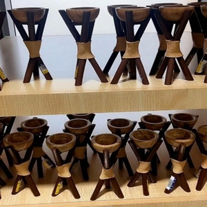 Quemador de incienso rústico de madera con diseño de trípode, cuenta con un recipiente de grano natural suelto que está firmemente atado con una cuerda trenzada. - Product Image 6