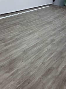 พื้น SPC แบบแข็ง VFLOOR รุ่นโมเดิร์น กันน้ำ ทนต่อรอยขีดข่วน ระบบคลิ๊กล็อค ติดตั้งง่าย ขนาดกลาง รับประกัน 5 ปี - Product Image 4