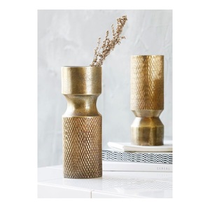 Vase à fleurs en métal artisanal, créé par des artisans expérimentés, au design unique et à l'attrait floral décoratif - Product Image 3