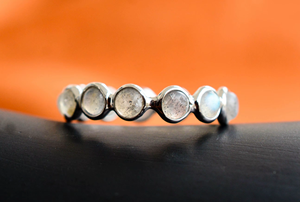 Anillo de Eternidad de Labradorita Natural Celestial Glow con Plata de Ley 925, Anillo de Eternidad de Estilo Moderno - Product Image 2