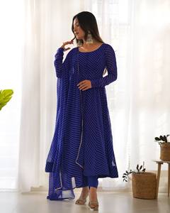 Ensemble de robe longue traditionnelle indienne rayée bleu marine pour femme en pur Georgette de renard, coupe régulière, longueur ras du sol, séchage rapide, avec dupatta assorti - Product Image 2