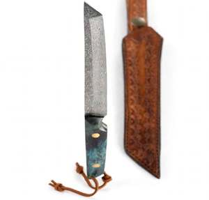 Cuchillo utilitario de acero de Damasco hecho a mano con mango de madera estabilizada azul y funda de cuero grabado. - Product Image 2