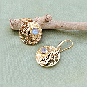 ต่างหูแบบห้อยสไตล์ดีไซเนอร์ ประดับด้วยมูนสโตนทรงกลมแบบคาโบชอง ดีไซน์ลายฉลุ ตัวเกี่ยวแบบตะขอ ชุบทอง 18k ขายส่งเครื่องประดับ - Product Image 6