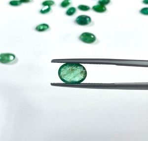 มรกตแซมเบียธรรมชาติคุณภาพสูง ขนาด 6x4-6x8 มม. รูปทรงผสม น้ำหนัก 54.30 กะรัต สีเขียวกลาง พลอยหลวมสำหรับทำเครื่องประดับ - Product Image 3