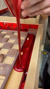 กระดานหมากรุกไม้เนื้อแข็งเคลือบอีพ็อกซี่เรซิ่น งานแฮนด์เมด ดีไซน์ลายแม่น้ำ  กระดานเกมสุดหรูสำหรับตกแต่งบ้าน - Product Image 4