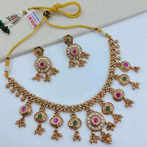 Parure Collier et Boucles d'Oreilles Classiques JeweleMarket avec Sertissage Clos, Strass en Cristal et Perles d'Imitation pour Mariages et Occasions Spéciales – Collection Fine - Product Image 1
