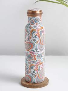 Botella de agua moderna de cobre con estampado floral Meena, base blanca, flores rosas, azules y verdes, tapa de cobre, estilo decorativo. - Product Image 2