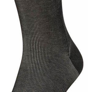 Vente en gros de chaussettes en coton colorées personnalisées de haute qualité avec logo pour hommes, chaussettes de sport confortables et durables - Product Image 6