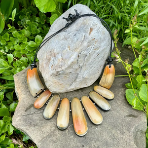 Collier ras du cou en perles de corne de buffle naturelles faites à la main, forme personnalisée, style ethnique, terreux et moderne - Product Image 3