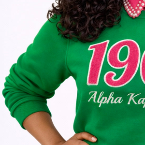 Sudadera Chenille AKA 1908 para Mujer, Sudadera Premium con Cuello Redondo y Letras Griegas Bordadas - Product Image 5