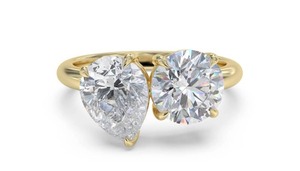 Bague Toi et Moi chic à deux pierres, taille poire et taille ronde, diamant de laboratoire de 0,80 ct en platine - Product Image 2