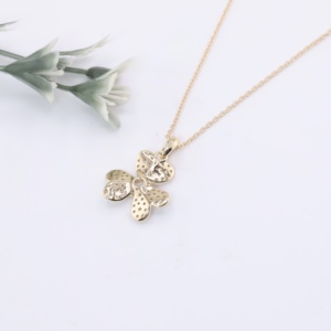 Colgante de Oro Amarillo con Trébol de Tres Hojas y Diamantes Cultivados en Laboratorio, Centro de Esmeralda, Pétalos con Micro Pavé, Joyería Fina Floral para Bodas y Fiestas - Product Image 3