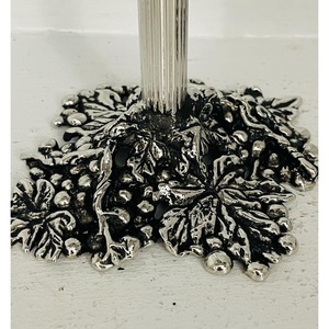 Ensemble de 2 verres à vin élégants à pied argenté avec base décorée de raisins pour les occasions de mariage - Product Image 5