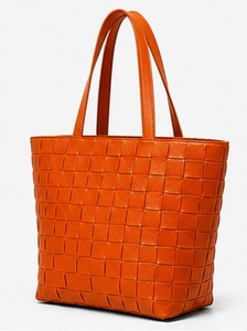 Sac fourre-tout d'épaule de luxe fait main en cuir véritable tressé couleur unie pour femme – Collection été, élégant et tendance - Product Image 4