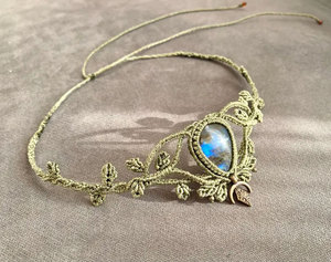 Pulsera de Macramé con Labradorita, Gema en Forma de Lágrima con Destello Azul, Cordón Oliva, Amuleto de Luna, Joyería Boho Hecha a Mano, HARI OM CREATIONS - Product Image 4