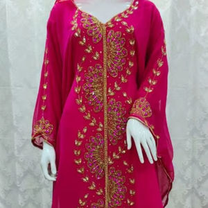 Kaftan marocain magenta exquis avec broderie dorée complexe et accents perlés, hijab en mousseline assorti, élégance royale, longueur au sol - Product Image 1