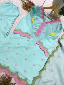 Conjunto Indio-Pakistaní con Estampado de Corazones Azul Claro, Traje de Palazzo con Chal Bordado de Mul Chanderi de Secado Rápido para Fiestas, Bodas y Uso Diario - Product Image 3