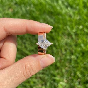 Bague de luxe en argent sterling 925 plaqué or avec diamant de laboratoire ajustable, bijou élégant et spectaculaire, pierre étincelante et brillante - Product Image 4