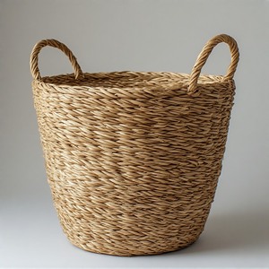 Panier rond en jonc de mer naturel de qualité supérieure, conçu pour un rangement polyvalent dans les espaces résidentiels - Product Image 2