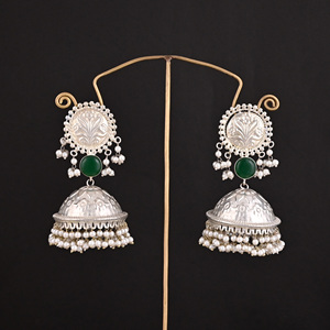 Grandes boucles d'oreilles Jhumka en onyx vert, pierre de perle et argent allemand, design ethnique - Product Image 1