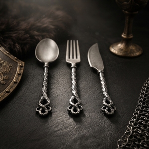 Ustensiles en acier réutilisables avec étui de rangement en cuir, ensemble de couverts médiévaux artisanaux, cuillère, fourchette, couteau, vaisselle de table - Product Image 1