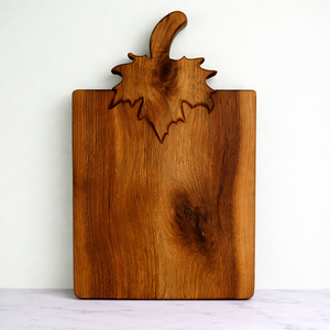 เขียงไม้วอลนัทพรีเมียม แกะสลักลายใบไม้ ด้ามจับดีไซน์สวยงาม หนา ทนทาน ปลอดภัยสำหรับอาหาร เหมาะสำหรับเสิร์ฟในครัว - Product Image 1