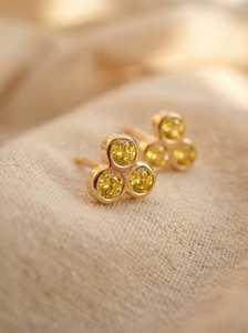 ต่างหูพลอยไพลินสีเหลือง เงินแท้ 925 ชุบทอง 14K ประดับพลอยสามเม็ด ประจำเดือนกันยายน - Product Image 4