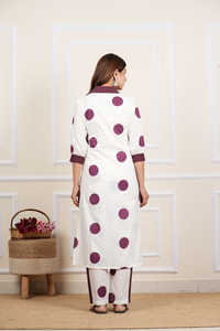 Conjunto de Kurta para Mujer, de Algodón Blanco Cambray con Estampado de Puntos, Largo hasta la Pantorrilla, Cuello en V, Secado Rápido, Detalles Kantha, Tres Cuartos - Product Image 2