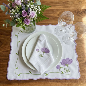 Ensemble de sets de table et de serviettes de luxe personnalisés en gros, lavables, brodés de fleurs violettes, avec bordure festonnée violette, en coton, pour mariage - Product Image 3